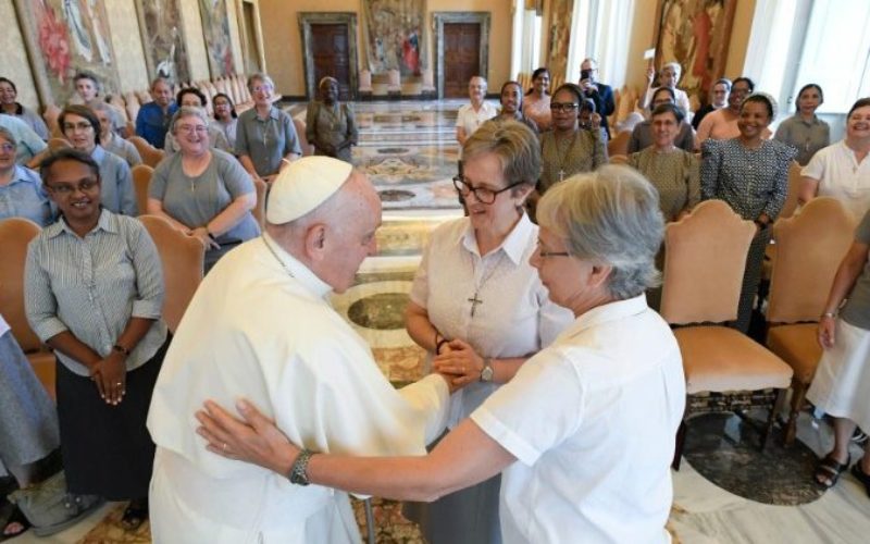Папата до Кларетинките: Продолжете да сведочите за преобилната Божја љубов
