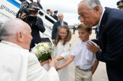 Папата Фрањо пристигна во Лисабон