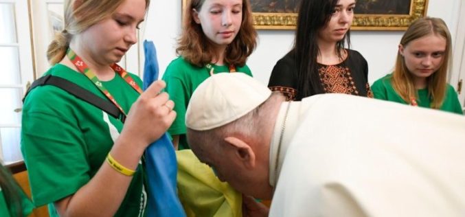 Папата Фрањо приватно се сретна со млади украински ходочасници
