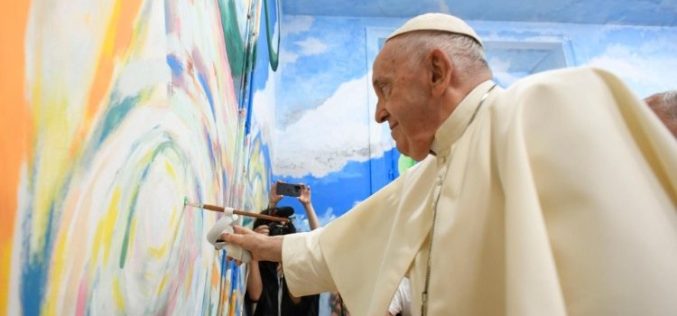 Папата до младите во Лисабон: „Не плашете се да ги извалкате рацете“