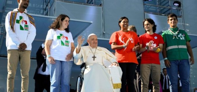 Младите му приредија спектакуларен пречек на Папата во Лисабон