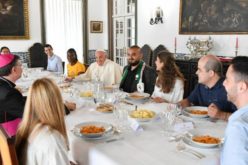 Папата имаше ручек со млади во Апостолската нунцијатура во Лисабон