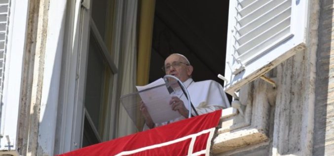 Папата се помоли за жртвите мигранти во бродоломот, повика на солидарност