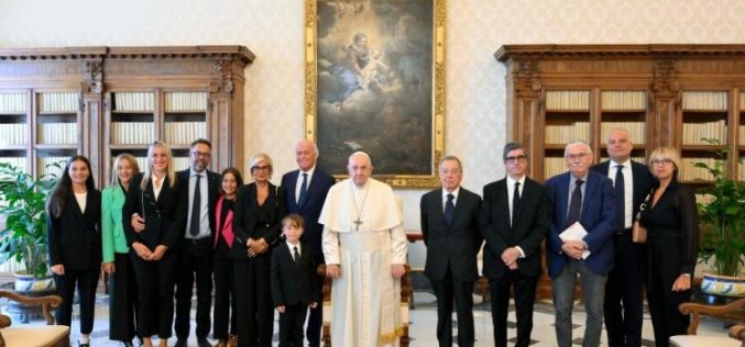 Папата до новинарите: Помогнете ми да зборувам за Синодата без слогани