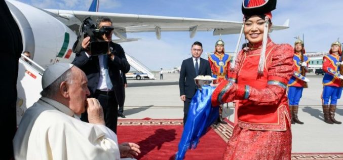Папата Фрањо пристигна во Монголија