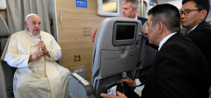 Папата Фрањо во разговор со новинарите во авионот предупреди за идеологиите во Црквата и светот