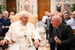 Папата Фрањо: Помогнете им на луѓето да се хранат со Божјото Слово