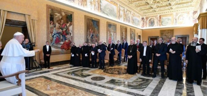 Папата Фрањо: Да ја смениме насоката од поделба кон единство