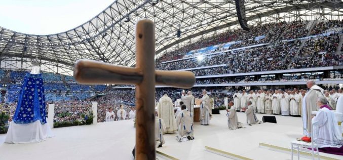 Папата: На Франција и на Европа им треба нов поттик на верата, љубовта и надежта