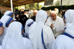 Папата во куќата на Мисионерките на љубовта со лица во економски тешкотии