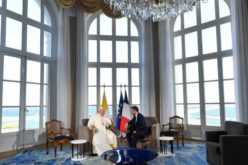 Папата Фрањо се сретна со францускиот претседател Емануел Макрон
