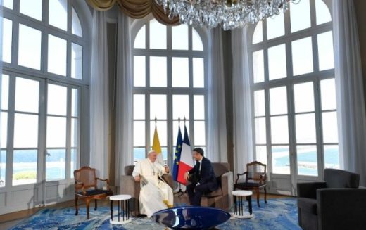 Папата Фрањо се сретна со францускиот претседател Емануел Макрон