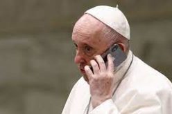 Папата телефонски разговарал со иранскиот претседател Раиси
