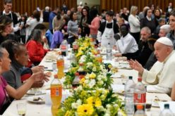 Папата ручаше со сиромашните