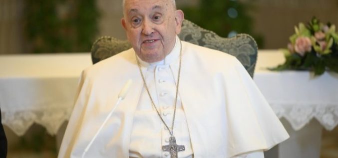 Папата Фрањо нема температура, состојбата се подобрува