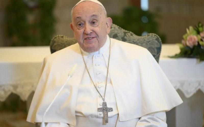 Папата Фрањо нема температура, состојбата се подобрува