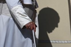 Патувањето на Папата во Дубаи е откажано по барање на лекарите