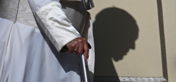 Патувањето на Папата во Дубаи е откажано по барање на лекарите