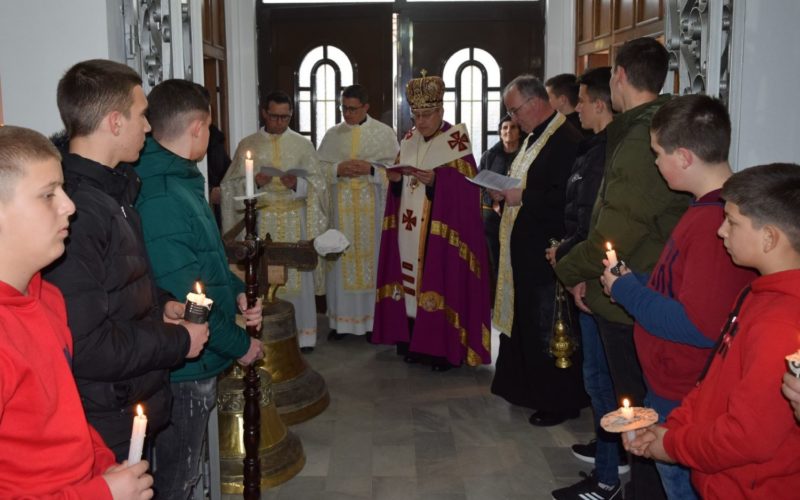 Епископот Стојанов ги благослови новите камбани во Радово