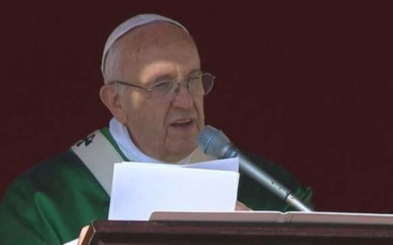 Папата Фрањо спомна за жртвите од ураганот Метју