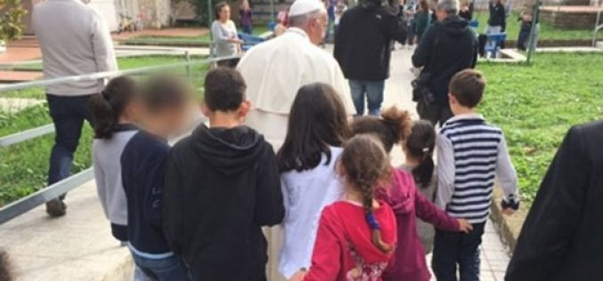 Папата Фрањо посети СОС – детско село во Рим