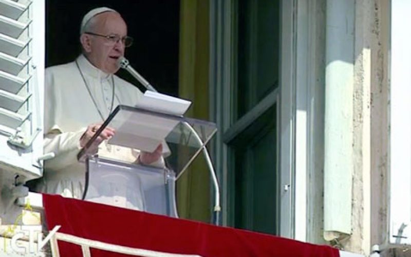 Папата: Од нас се бара храброст…