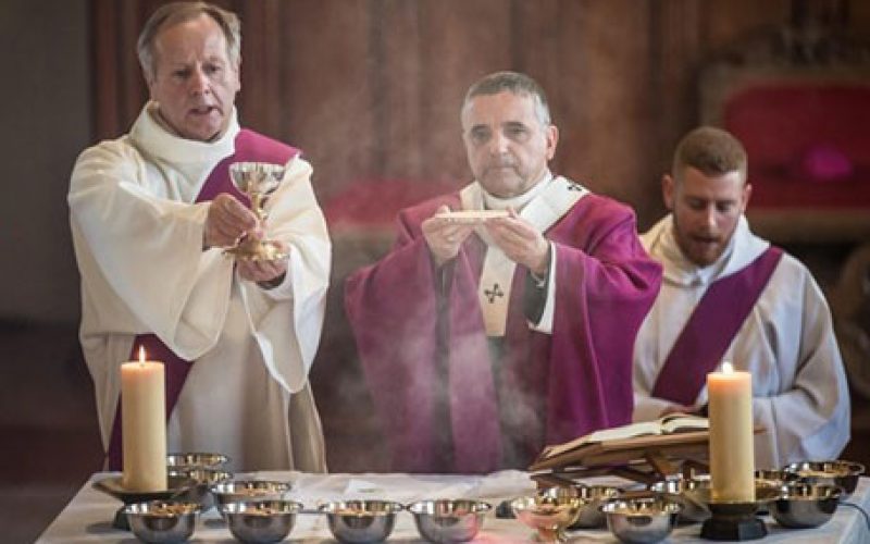 Папата до француските епископи: Отворете нови патишта на милосрдието и надежта