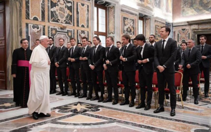 Папата се сретна со германската фудбалска репрезентација