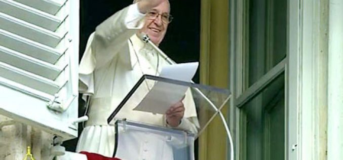 Папата: Бог ја води нашата историја