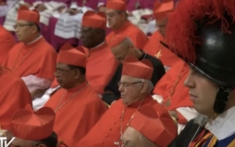 Папата именуваше 17 нови кардинали на Римската курија