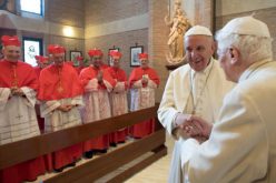 Папата Фрањо и почесниот папа Бенедикт XVI заеднички ги благословија новите кардинали