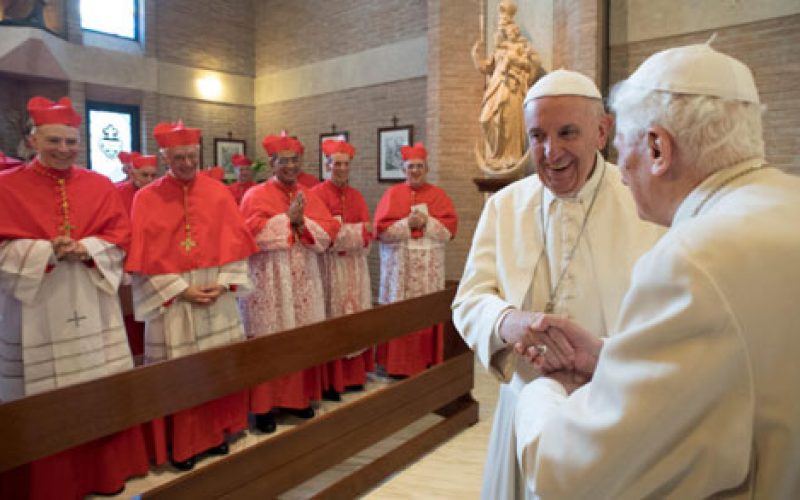 Папата Фрањо и почесниот папа Бенедикт XVI заеднички ги благословија новите кардинали