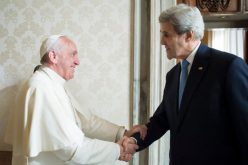 Папата се сретна со американскиот државен секретар Џон Кери