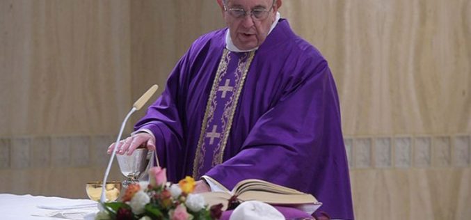 Папата: Крутоста и световноста се штетни за свештеникот