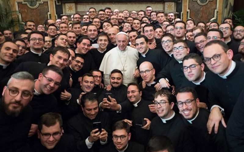 Папата ги повика семинаристите да промовираат „припадност“