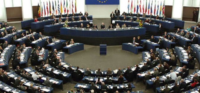Повеќе од 350 луѓе се молеа во Европскиот парламент