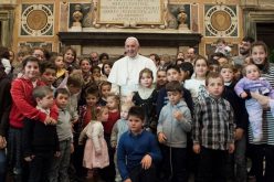 Папата: Децата и старите луѓе ја градат иднината на народите