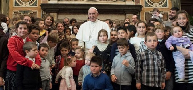 Папата: Децата и старите луѓе ја градат иднината на народите