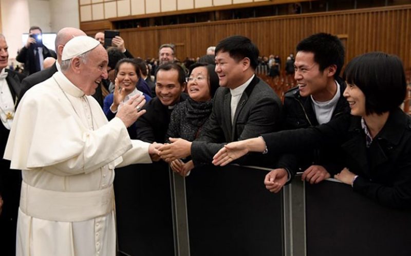 Папата го честиташе Божиќ на вработените во Ватикан