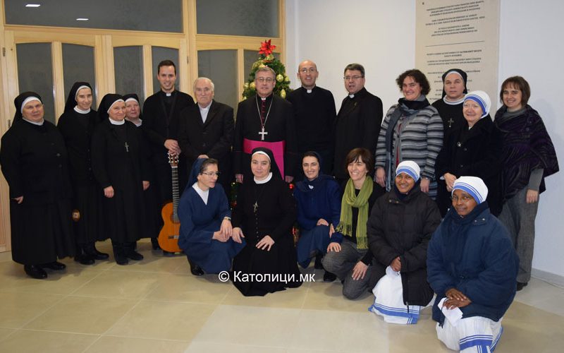 Свештенството и монаштвото упатија честитки за Божиќ до бискупот Стојанов