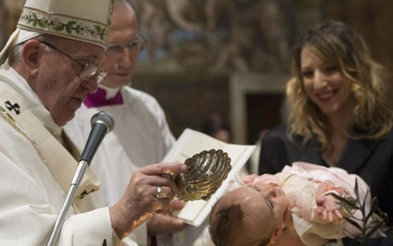 Папата ќе крсти деца од регионот погоден од земјотрес