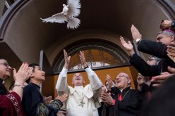 Преку твитер порака папата Фрањо повика на ненасилство