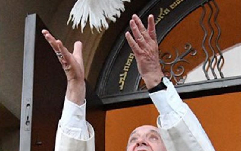 Преку Твитер Папата упати пораки за мир