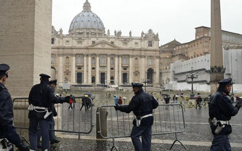Папата се заблагодари на „ангелите чувари“ на Ватикан