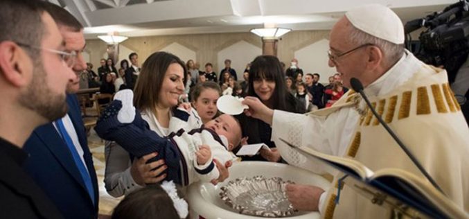 Папата крсти 13 деца во домот Света Марта
