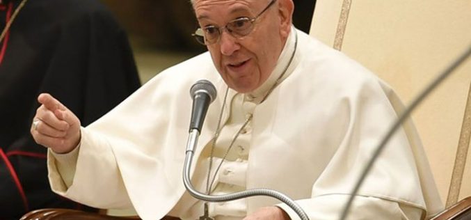 Папата: Треба да научиме да „сочувствуваме“ со оние кои трпат