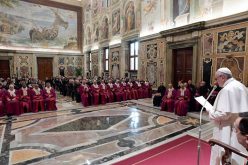 Папата до Римската Рота: Потребен е катекуменат за бракот