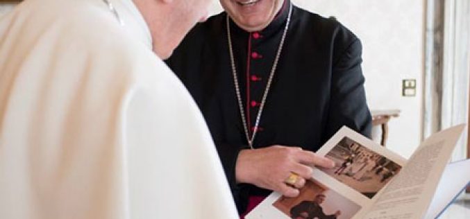 Биксупот Стојанов на папата Фрањо му ја подари монографијата „Денови на света Мајка Тереза“