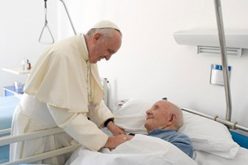 Папата: Да го имитираме Исусовиот однос кон болните