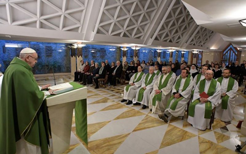 Папата повика на молитва за „светиот срам“